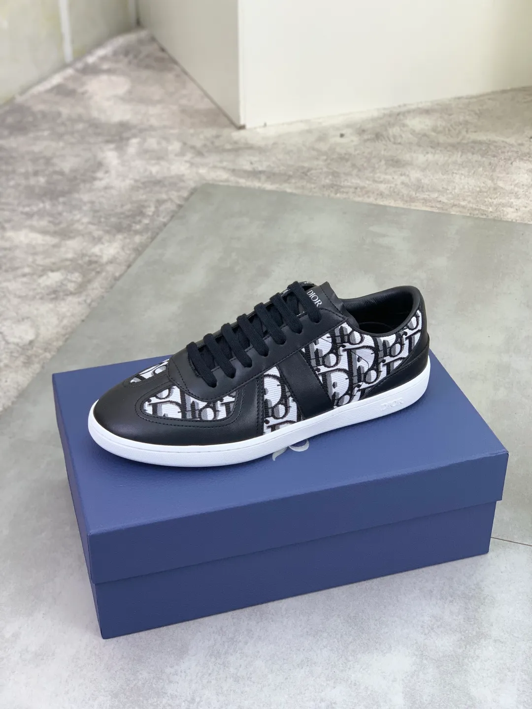Men's shoes 💰P360 New Dior B01 moral training shoes, white first-layer cowhide, original molded outsole. New to the fall collection, this sneaker marks the return of a Dior classic, reinterpreted in a stylish and elegant silhouette. Crafted from white smooth first-grain cowhide with a tonal silk sheepskin lining, it features the Dior logo on the tongue and inner sides, and a CD icon on the heel. Paired with Tpu anti-slip soles of the same color, it can be matched with various styles to create a sophisticated look.  Code number: 38-44